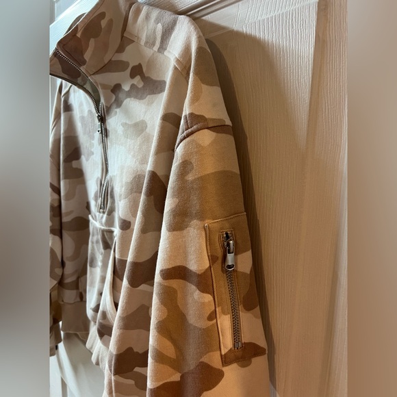 DIVIDED by H&M Camo Quarter Zip - Picture 5 of 7